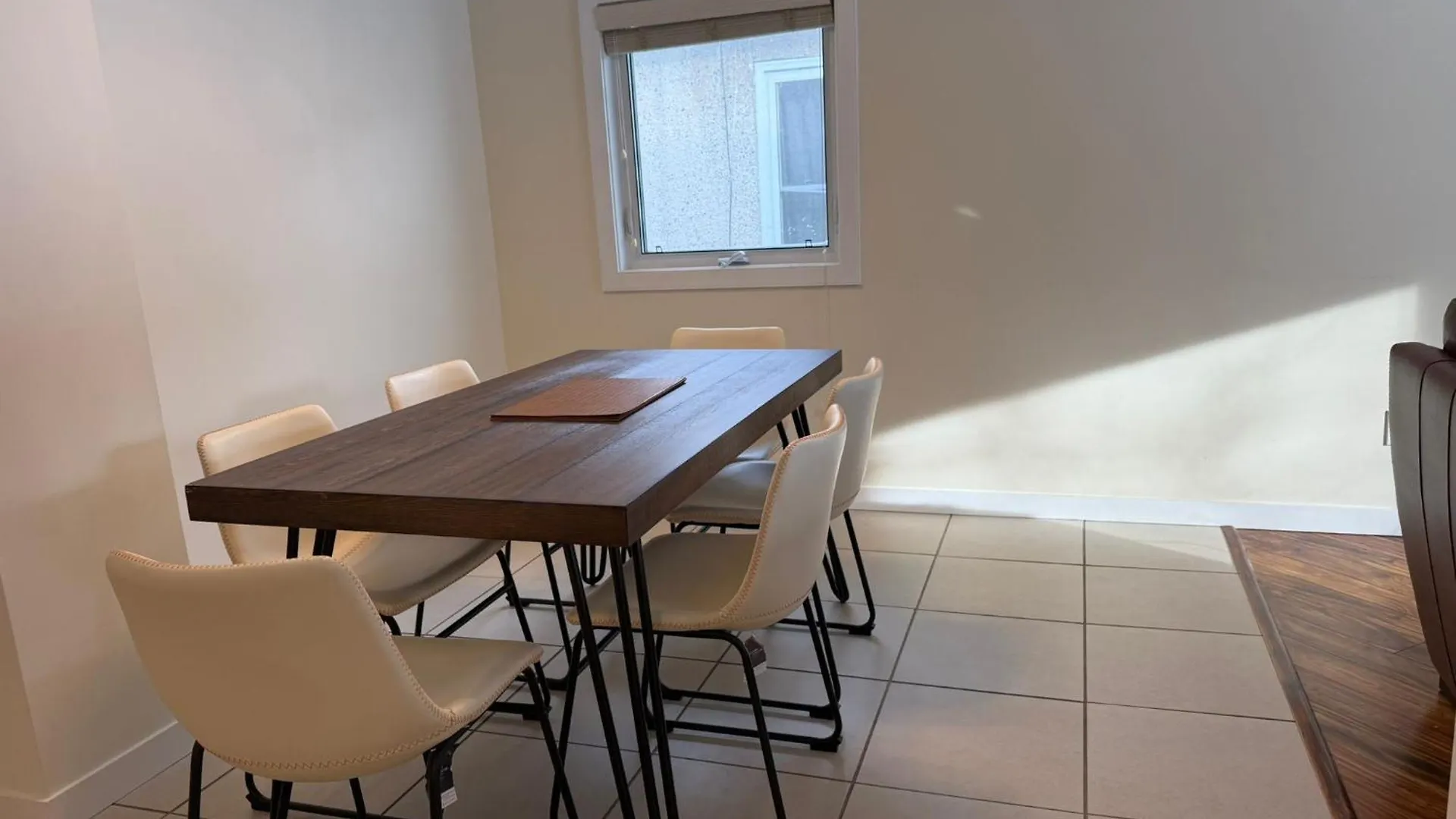 2Bed Bright & Stylish Ritchie Urban Retreat Villa Edmonton