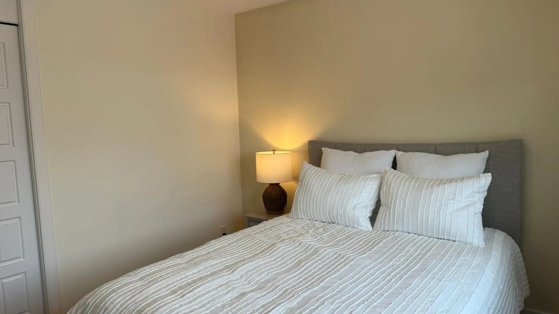 2Bed Bright & Stylish Ritchie Urban Retreat Villa Edmonton 0*,  Canada